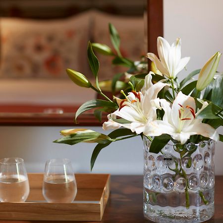 Simantro Resort Sani  ภายนอก รูปภาพ A vase of flowers