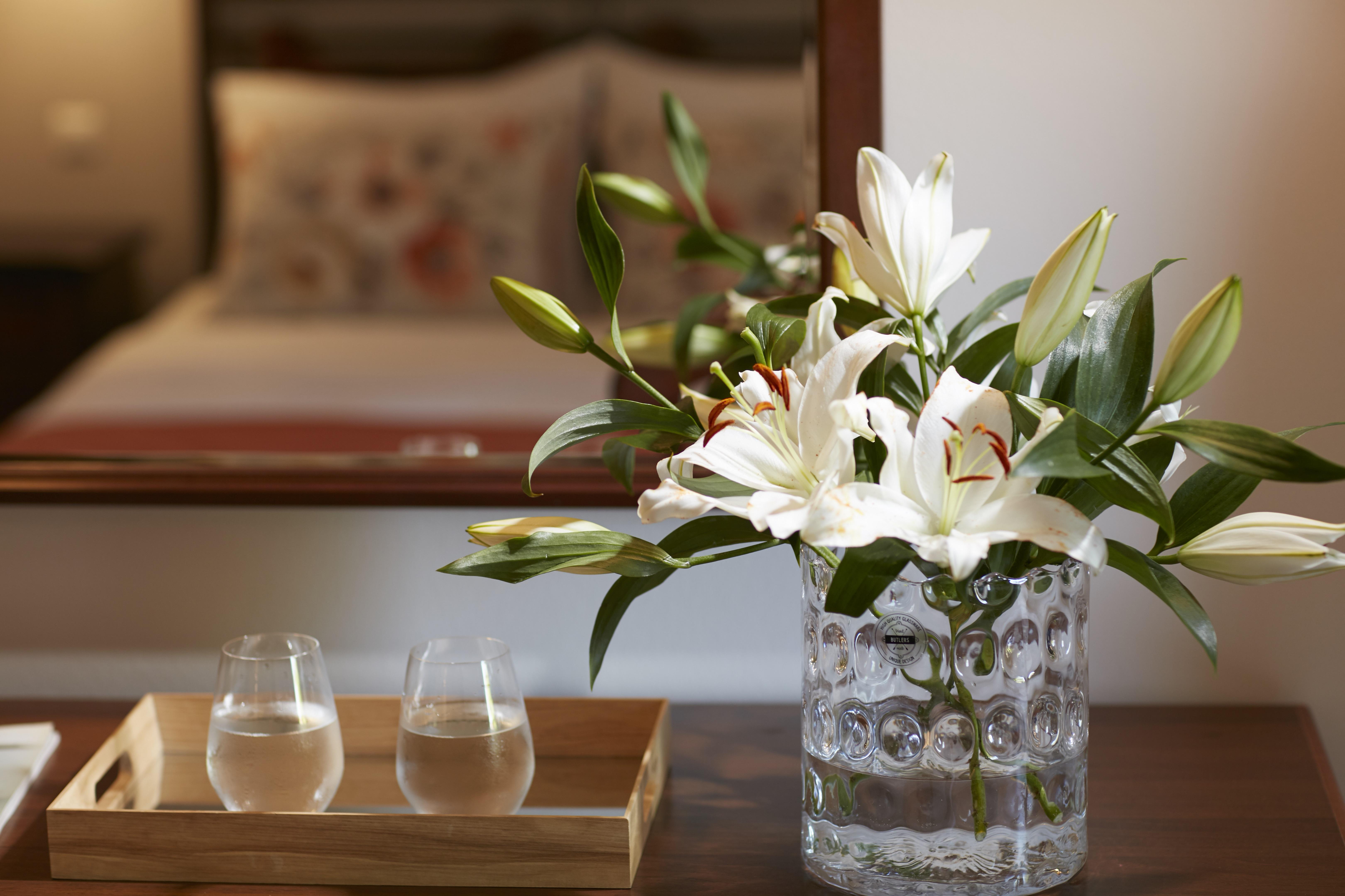 Simantro Resort Sani  ภายนอก รูปภาพ A vase of flowers