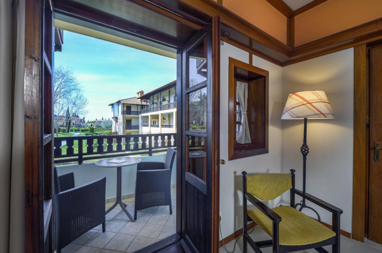 Simantro Resort Sani  ภายนอก รูปภาพ A typical balcony at the hotel