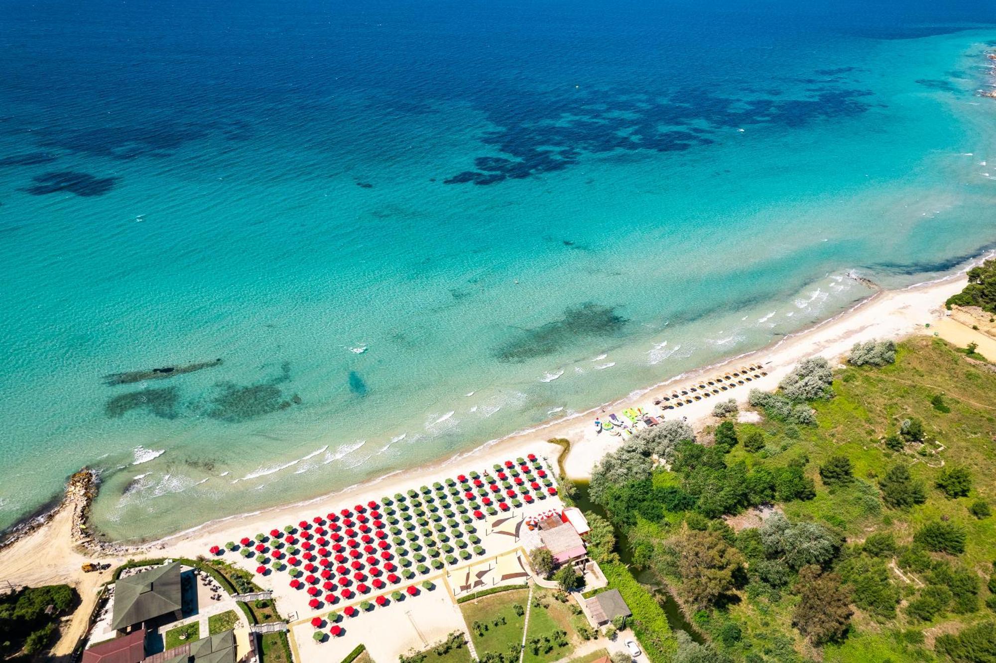 Simantro Resort Sani  ภายนอก รูปภาพ Aerial view of the beach