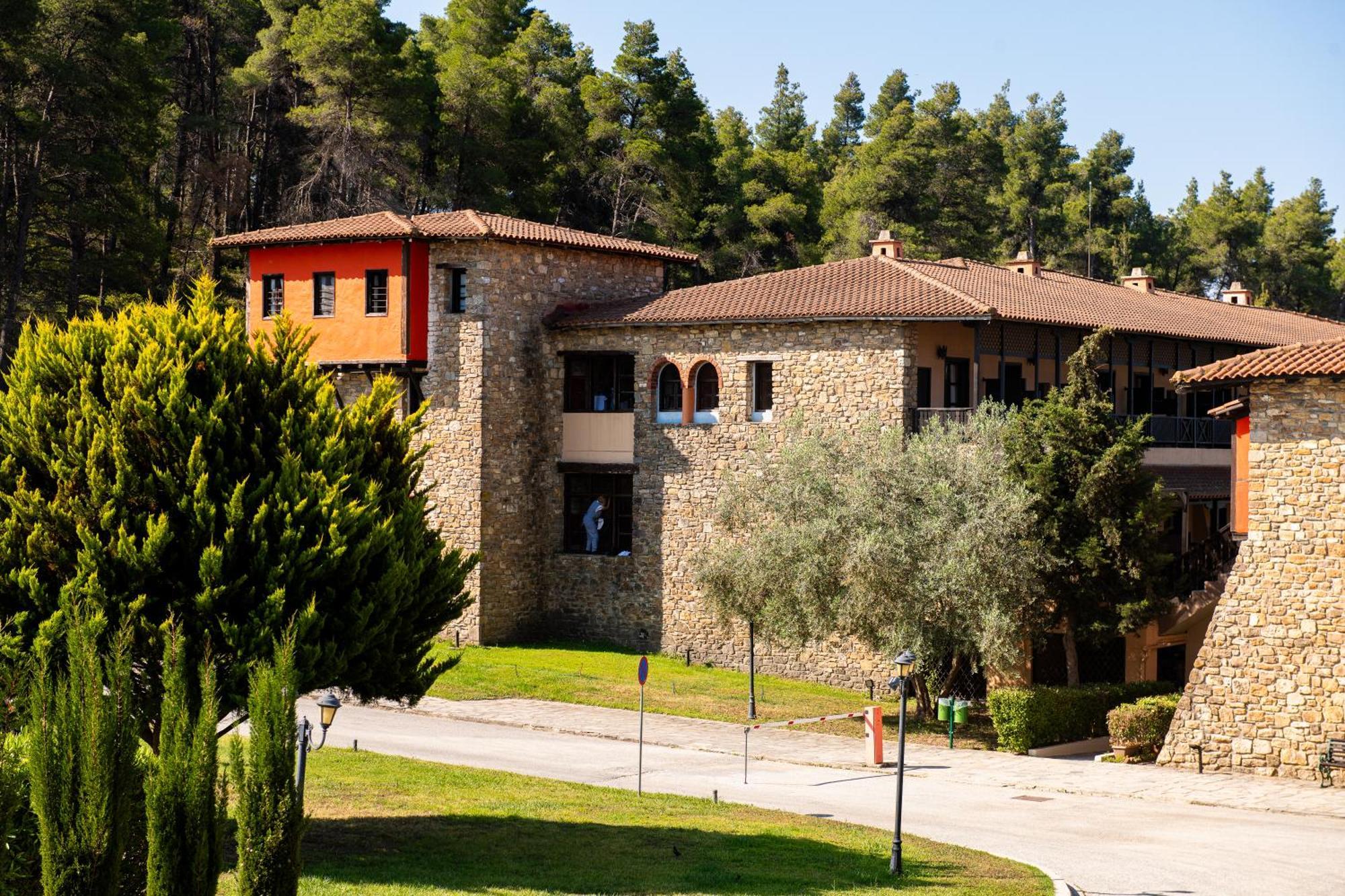 Simantro Resort Sani  ภายนอก รูปภาพ The University of Patras