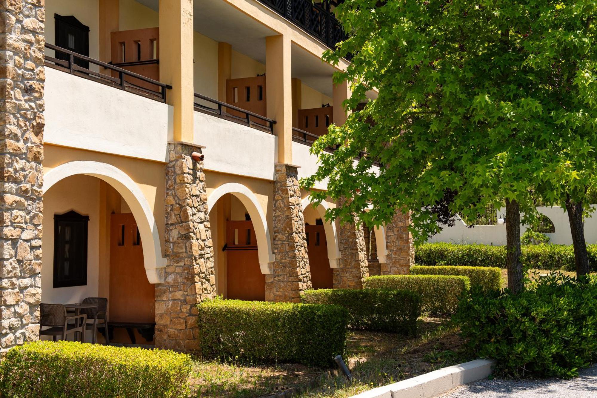 Simantro Resort Sani  ภายนอก รูปภาพ The University of Patras