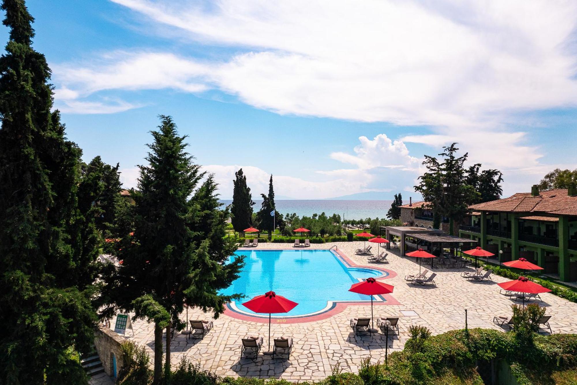 Simantro Resort Sani  ภายนอก รูปภาพ The swimming pool at the hotel