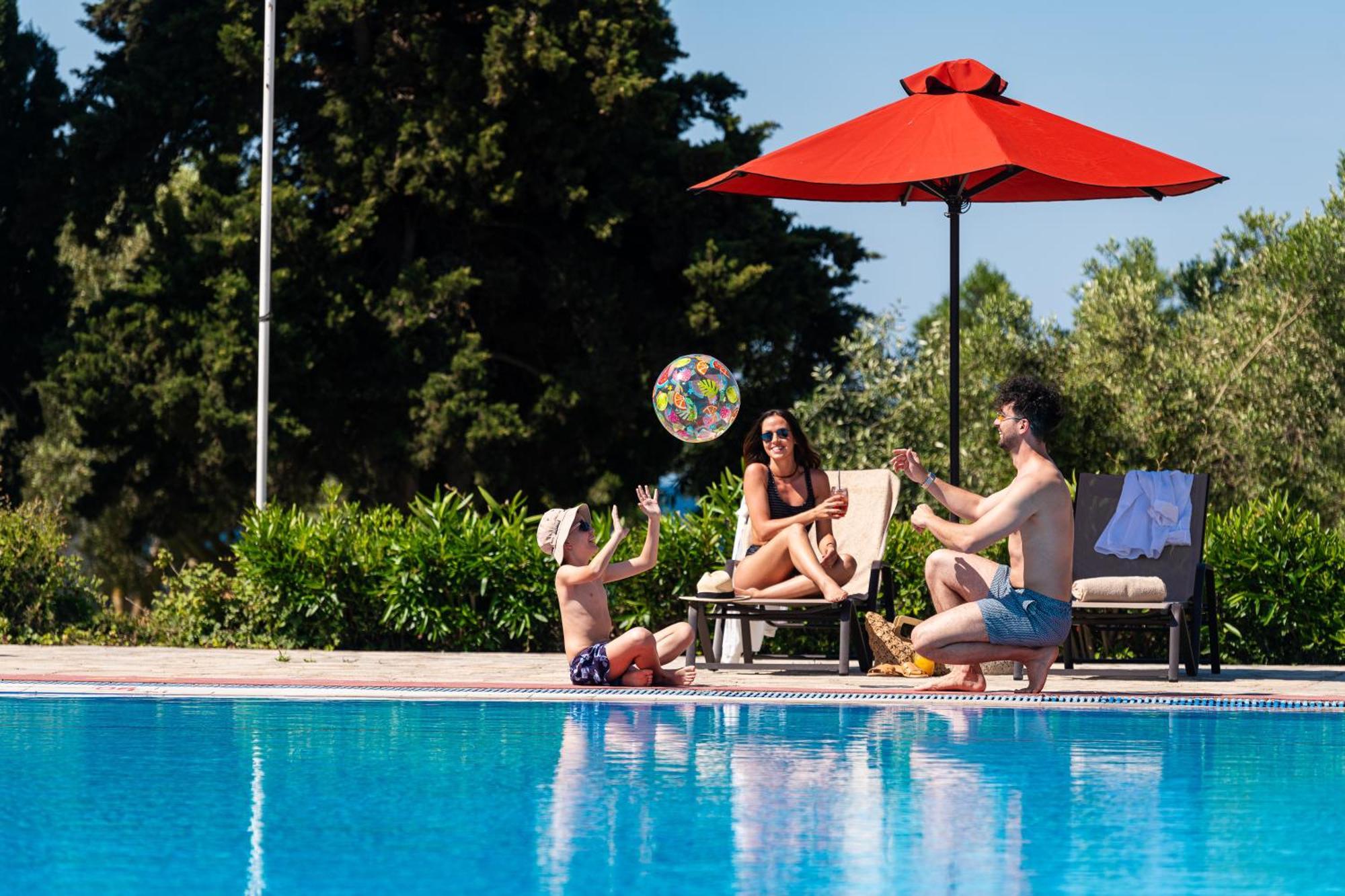 Simantro Resort Sani  ภายนอก รูปภาพ Family at a pool