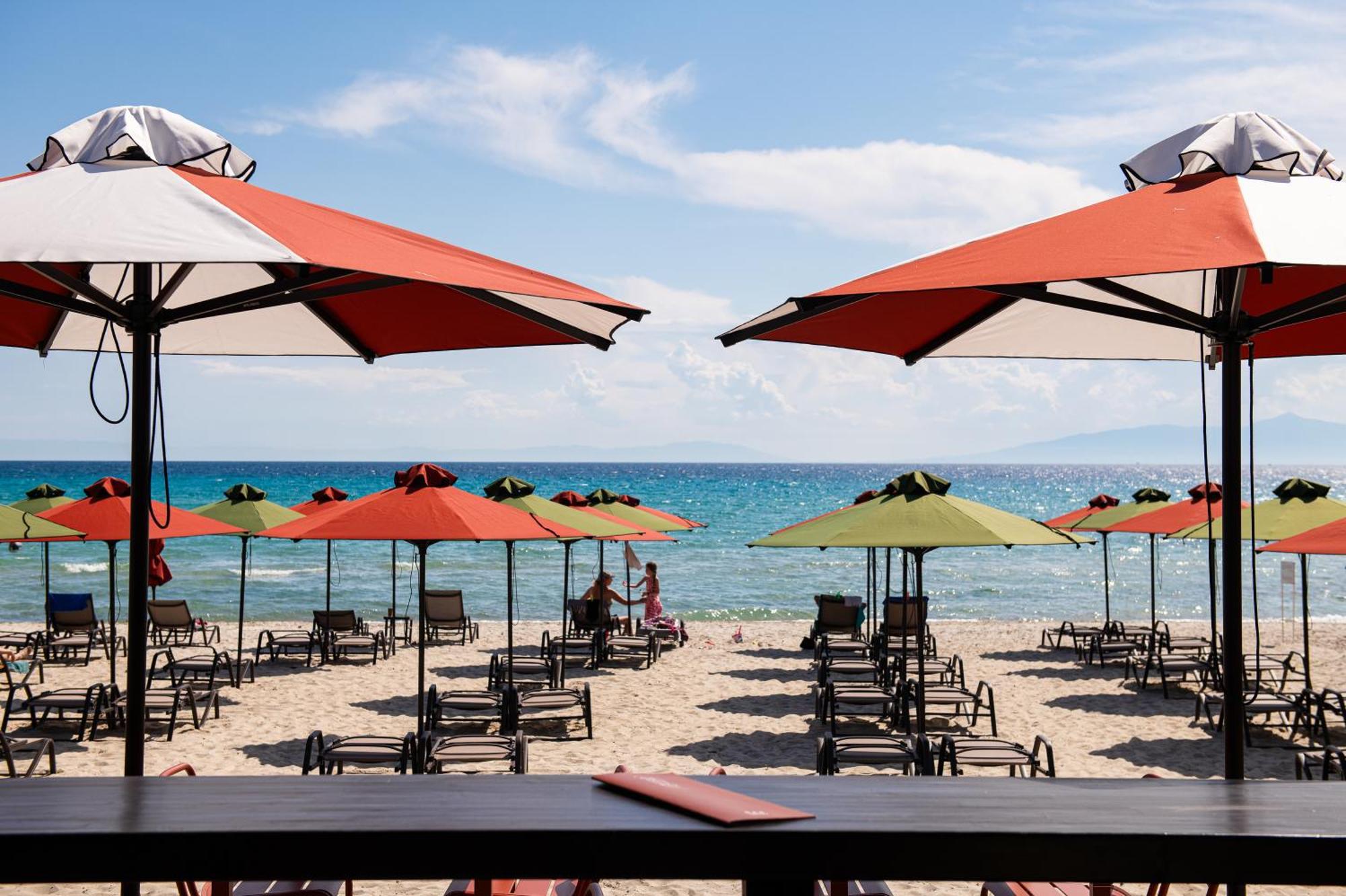 Simantro Resort Sani  ภายนอก รูปภาพ Beach at the Hilton