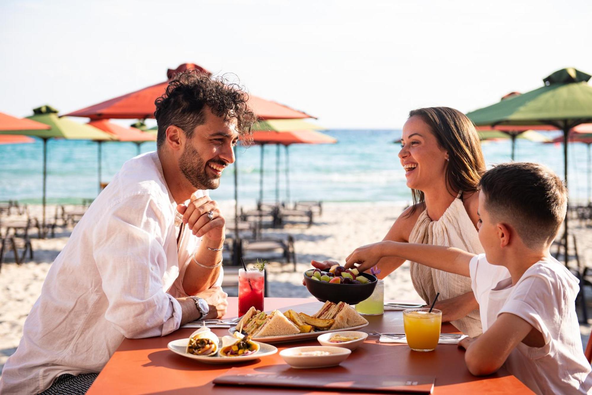 Simantro Resort Sani  ภายนอก รูปภาพ Family dining at a beach restaurant
